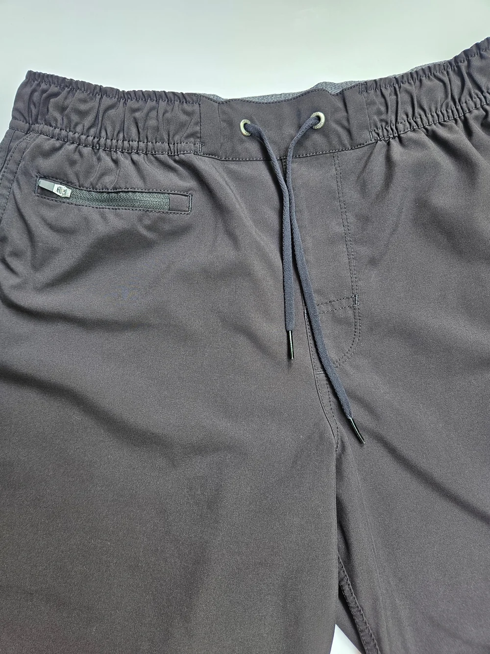 Vuori Men's Black Performance Casual Golf Shorts Size L Zip Pocket